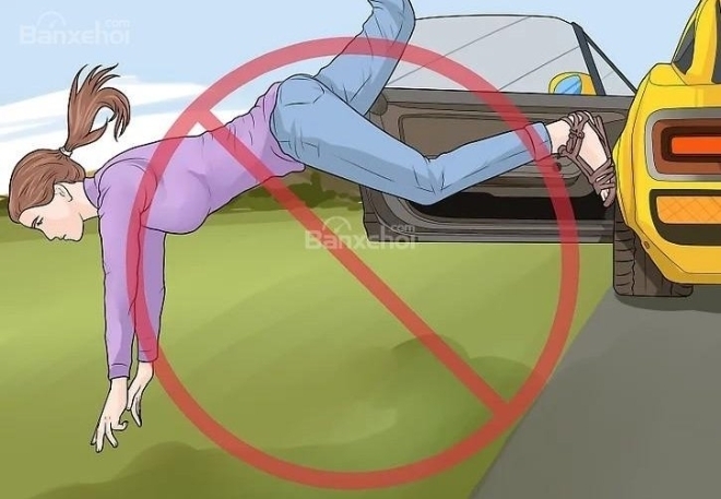 Làm thế nào để nhảy khỏi xe an toàn khi xe đang chạy?