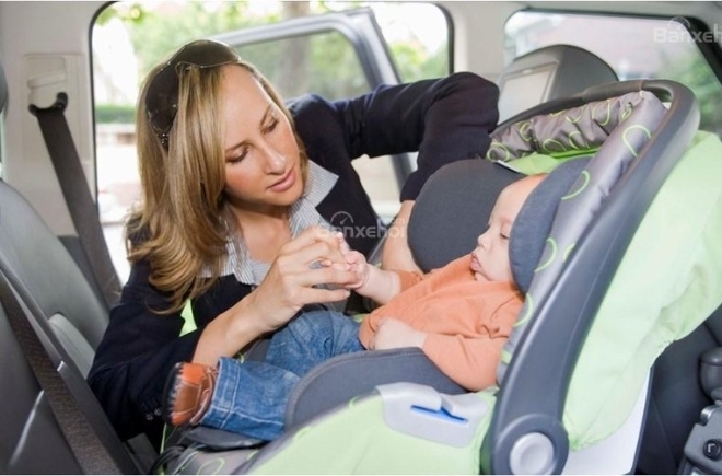 Lắp ghế ngồi trên ô tô cho trẻ em: 10 điều bạn cần biết