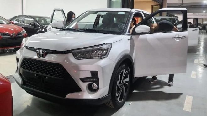 Loạt xe Toyota rục rịch tăng giá hàng chục triệu đồng tại Việt Nam, dân tình hoang mang tính ''quay xe'', bỏ cọc