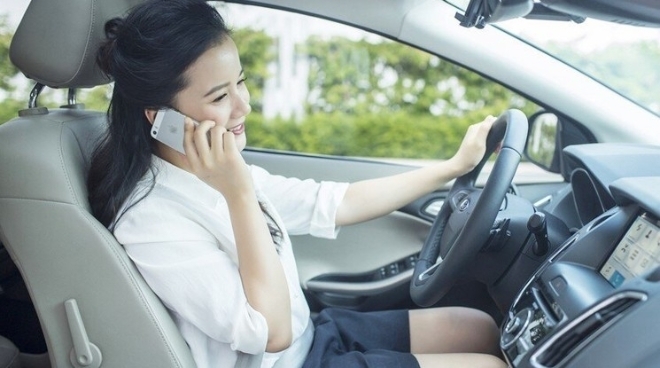 Lỗi nghe điện thoại khi lái xe ô tô có thể bị phạt tới 2 triệu đồng
