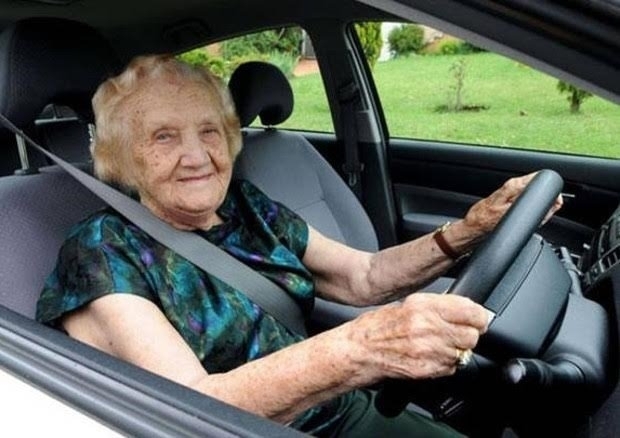 Người cao tuổi lái xe: Chọn xe và lái xe thế nào cho đúng?