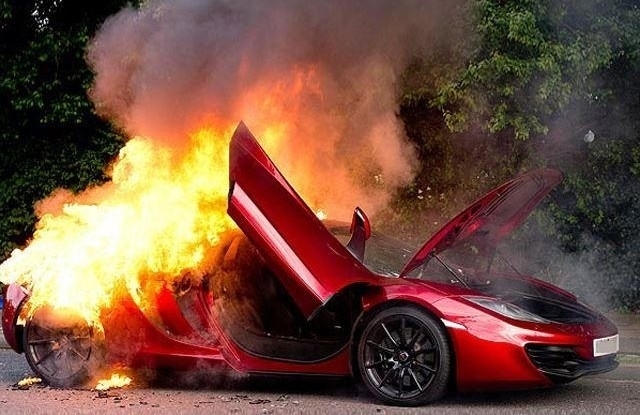 Những điều cần làm nếu xe ô tô của bạn bốc cháy