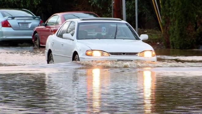 Những lưu ý khi lái ô tô vào mùa mưa lũ