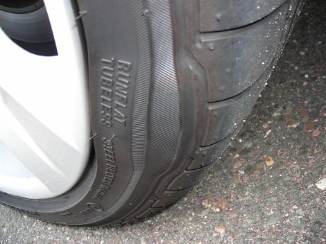 Ô tô bị phồng lốp có nguy hiểm không? Cách khắc phục ô tô bị phồng lốp