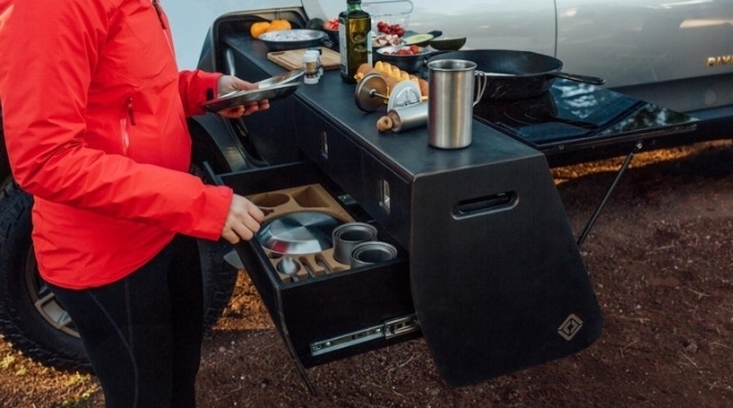 Rivian R1T - Xe bán tải tích hợp cả bếp từ và bồn rửa trong xe