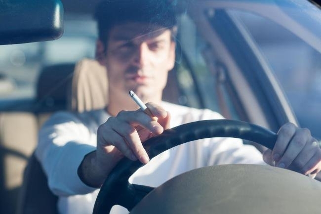 Tác hại của việc hút thuốc lá trên xe ô tô và mẹo đánh bay mùi hôi thuốc lá