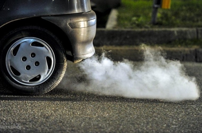 Tại sao một số xe ô tô có mùi khí thải rất khó chịu?