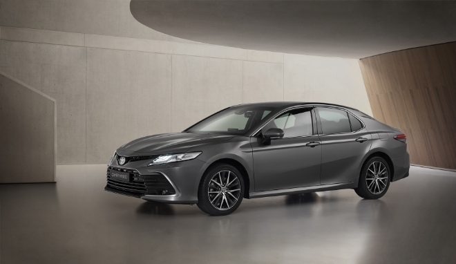 Toyota Camry Hybrid 2021 ra mắt: Nâng cấp về thiết kế và trang bị