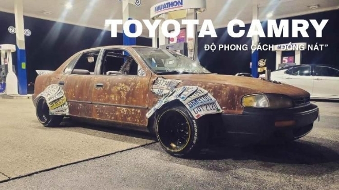 Toyota Camry độ phong cách “đồng nát”