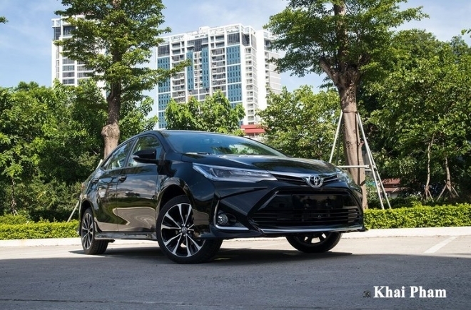 Toyota Corolla Altis giảm giá sâu, dọn kho đón phiên bản mới