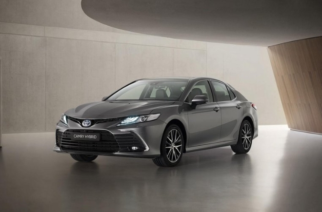 Toyota Việt Nam chuẩn bị bung 'hàng' HOT: Camry thêm bản Hybrid, nhiều xe bổ sung bản GR-S