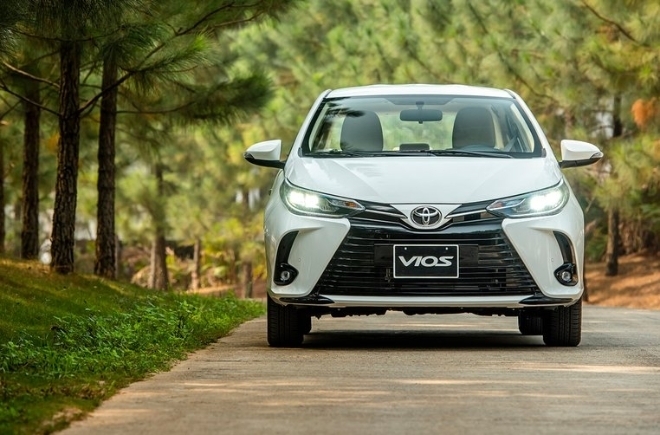 Toyota Vios giảm tới 60 triệu đồng tại đại lý, giá xe Hyundai Accent 'bốc hơi' theo