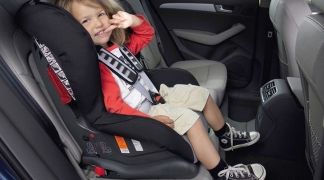 Vị trí ngồi trên xe ô tô an toàn nhất cho trẻ