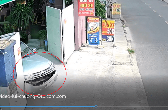 Video: Lùi xe thiếu quan sát, Toyota Fortuner bị bật tung cản trước