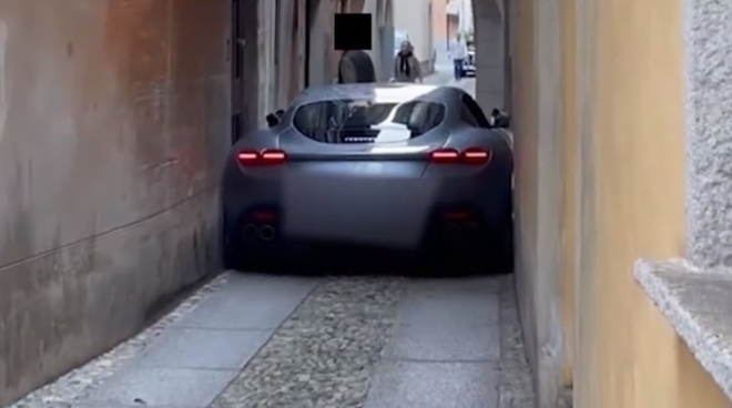 Video: Siêu xe Ferrari Roma rơi cảnh 