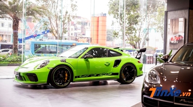 Video: Sờ tận tay các tuỳ chọn hơn 1,2 tỷ đồng của Porsche 911 GT3 RS màu độc nhất Việt Nam