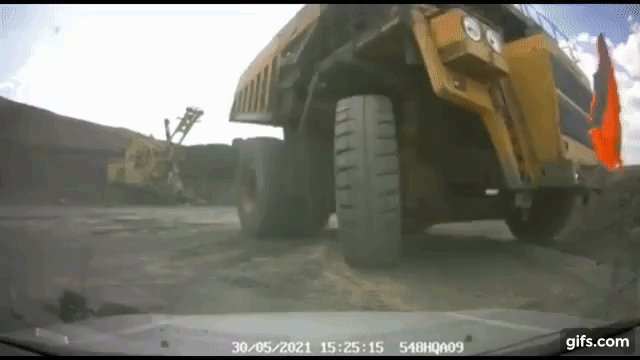 Video: Thót tim khoảnh khắc siêu xe tải hạng nặng đè bẹp chiếc SUV có 3 người bên trong