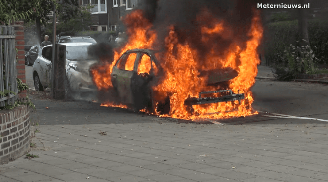 Xe điện Volkswagen ID.3 tự bốc cháy thành tro sau khi rút sạc không lâu