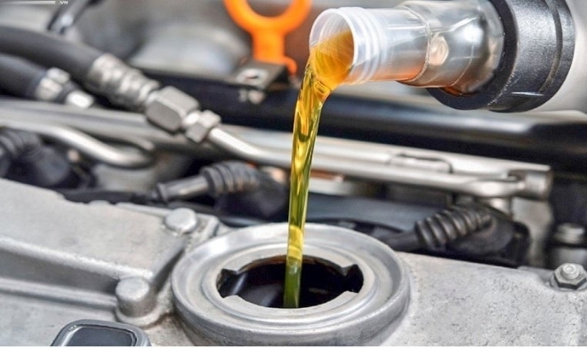 Xe ô tô đi bao nhiêu km thì cần thay dầu nhớt?