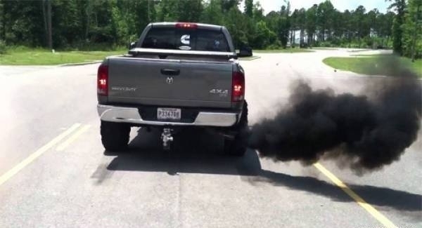 Xe ô tô xả khói màu đen - nguyên nhân và cách xử lý