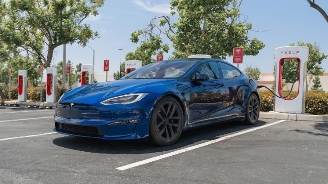 Xe tiền tỷ nhưng dùng lốp lệch tông, Tesla đang nhận ''cơn mưa gạch đá'' từ khách hàng