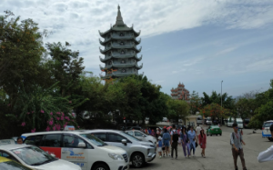 Bãi đậu xe Chùa Linh Ứng